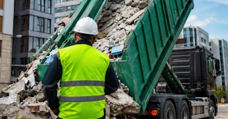 Вывоз строительного мусора в Ирбите: услуги лицензированной компании — ПроМусор